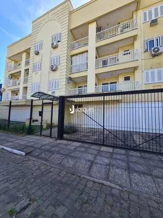 Fachada de um prédio residencial em Lajeado, Brasil com grade de segurança preta.