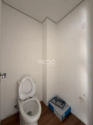 Foto de um banheiro interno em uma propriedade.