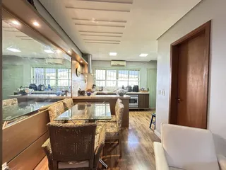 Foto da sala de jantar e cozinha de uma residência em Lajeado, Brasil.