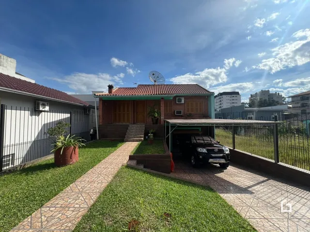 Vista externa de uma residência em Lajeado, Brasil, com jardim e calçada.