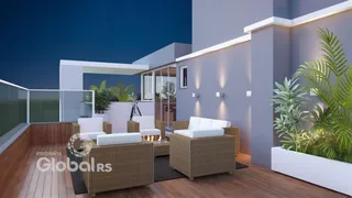 Área externa com mobiliário de vime e piso de madeira em uma residência.