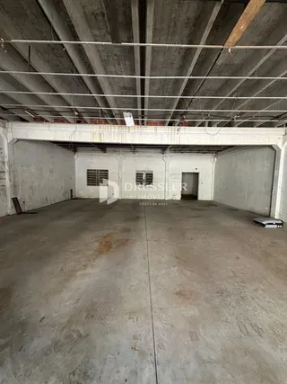 Foto de um espaço interno com teto de concreto aparente.