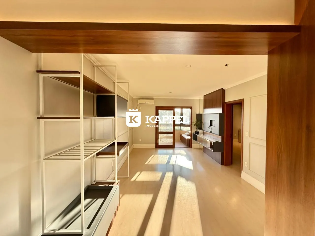 Vista de um ambiente interno com piso claro e móveis brancos.