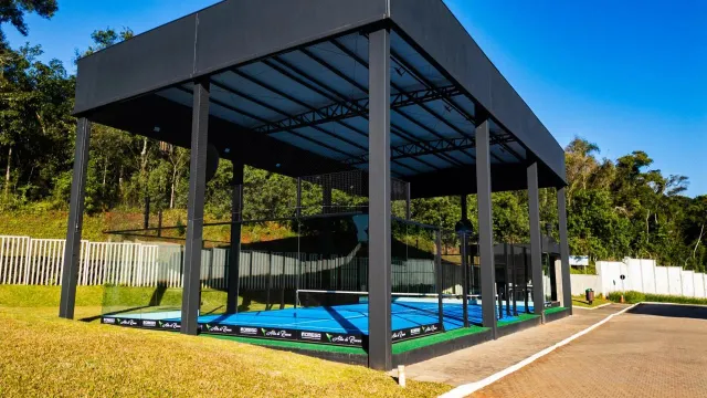 Quadra esportiva externa coberta com estrutura metálica em Lajeado, Brasil.