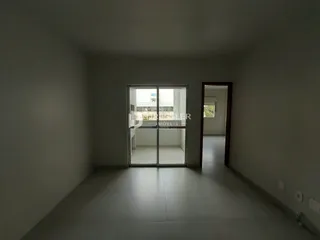 Corredor com piso de cerâmica claro e portas de vidro.
