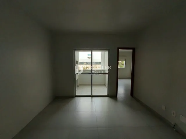 Corredor com piso de cerâmica claro e portas de vidro.