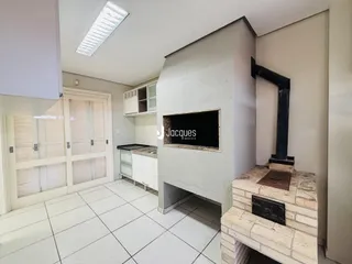 Ambiente interno de uma sala com piso de cerâmica e parede clara.