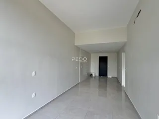 Corredor interno de um imóvel residencial.