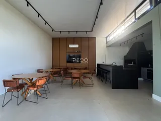 Ambiente amplo com mesas de jantar em um imóvel.