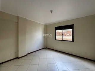 Ambiente interno de uma sala com piso de cerâmica clara.