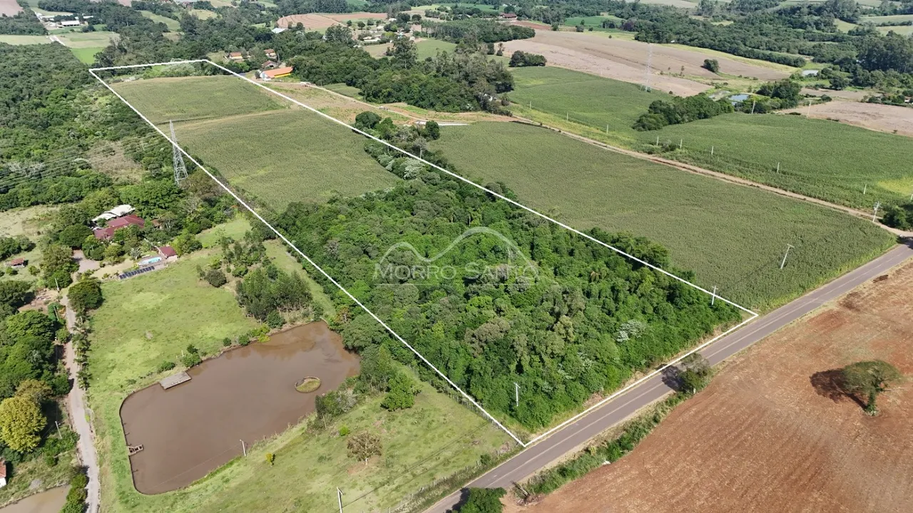 Vista aérea de um terreno rural com campos e vegetação na região de Lajeado.
