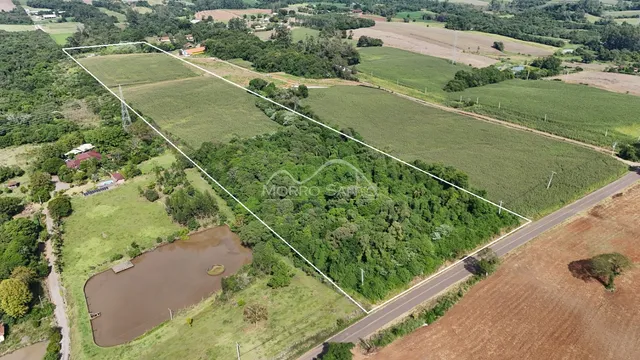 Vista aérea de um terreno rural com campos e vegetação na região de Lajeado.