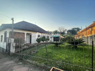Fachada de uma casa em Lajeado, Brasil, com cerca e gramado na frente.