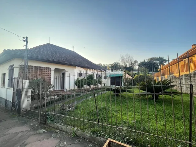 Fachada de uma casa em Lajeado, Brasil, com cerca e gramado na frente.