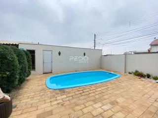 Vista externa de uma propriedade com piscina e área de lazer em Lajeado.