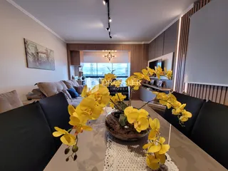 Sala de estar com sofá e vista da cidade.