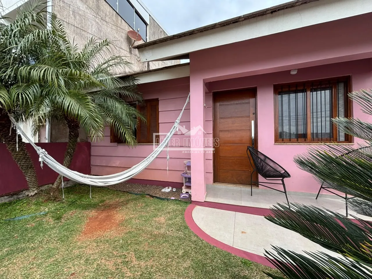 Fachada de uma casa em Lajeado, Brasil, com jardim gramado.