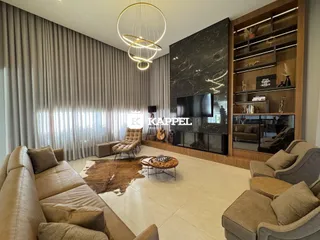 Sala de estar moderna com sofá grande e decoração em tons neutros.