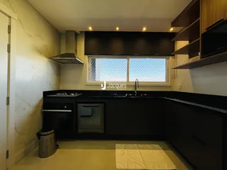 Foto de uma cozinha moderna com armários escuros e janela.