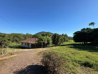 Vista externa de uma propriedade rural com campo ao redor em Lajeado.