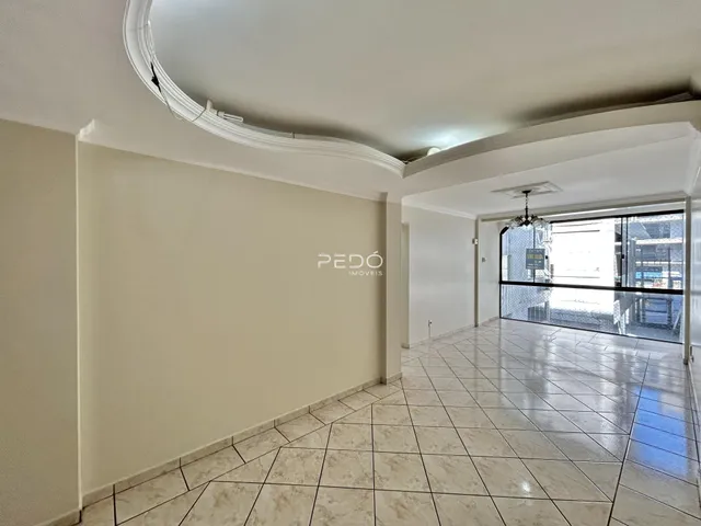 Hall de entrada com piso de cerâmica e porta de vidro.