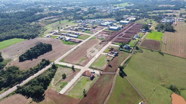 Vista aérea de uma propriedade rural com campos e estradas no Brasil.