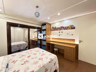 Quarto com cama e armário de madeira em um imóvel residencial.