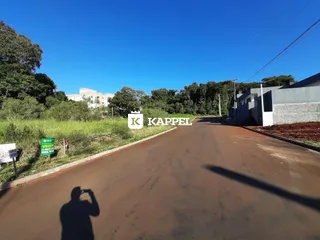 Vista externa de uma rua de terra em uma área residencial em Lajeado, Brasil.
