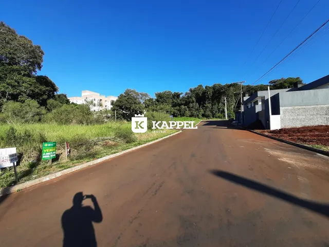 Vista externa de uma rua de terra em uma área residencial em Lajeado, Brasil.