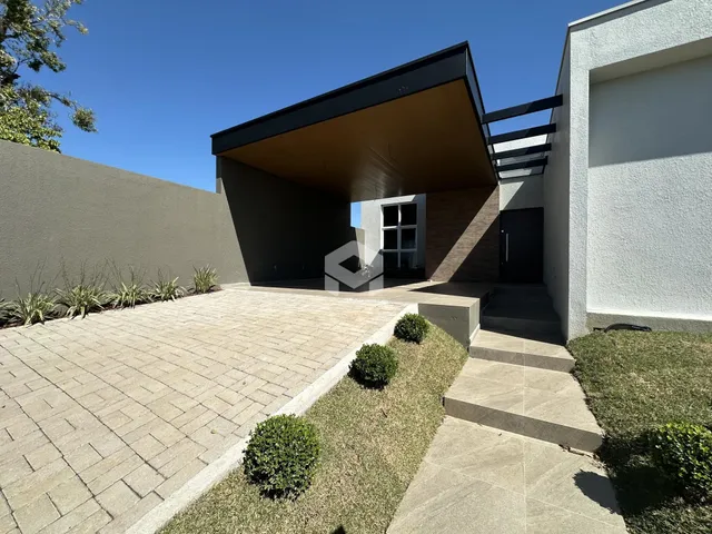 Fachada de uma residência moderna com área externa pavimentada em Lajeado.