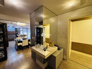 Hall de entrada com espelho decorativo em um imóvel no Brasil.