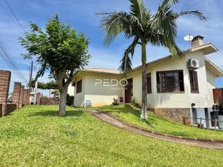 Fachada de uma residência com jardim gramado em Lajeado.