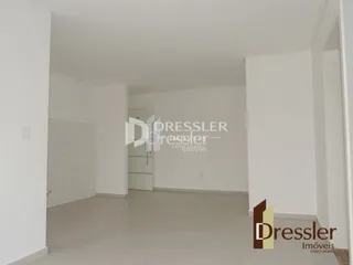 Interior de um ambiente com paredes brancas e piso claro.