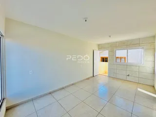 Ambiente interno de uma residência com piso de cerâmica clara.