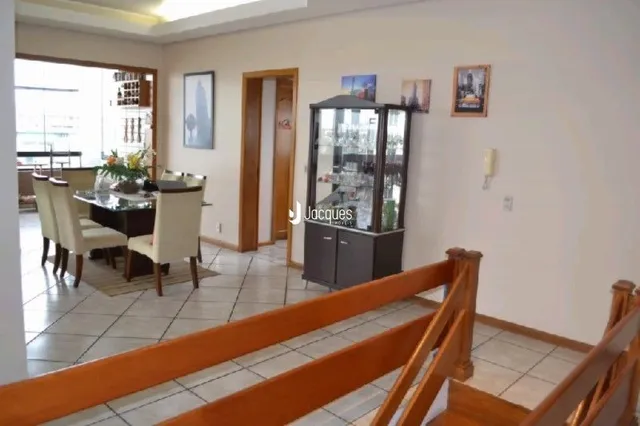 Interior de uma sala com piso de madeira e portas de madeira.