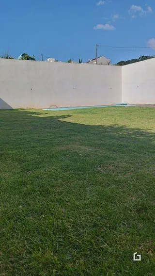 Vista externa de um jardim com parede branca em Lajeado, Brasil.