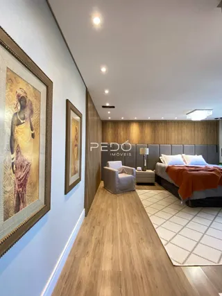 Quarto com cama e piso de madeira.