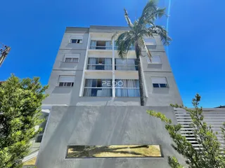 Fachada de um prédio residencial em Lajeado, Brasil, sob luz do sol.