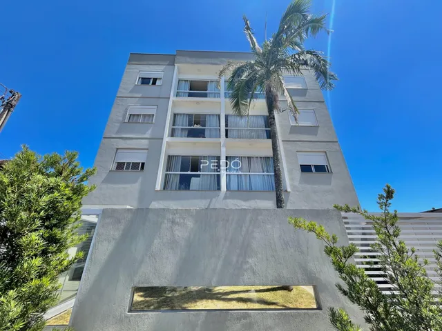 Fachada de um prédio residencial em Lajeado, Brasil, sob luz do sol.