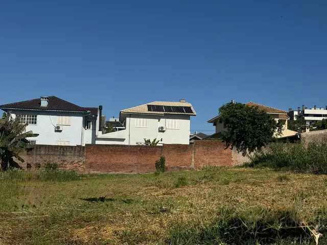 Vista externa de residências e muro de tijolos em Lajeado, Brasil.