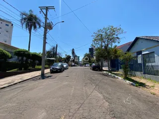 Vista da rua em Lajeado, Brasil, com casas e árvores ao longo da via.