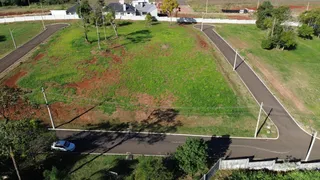 Vista aérea de um terreno com grama e estradas no Brasil.