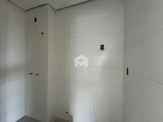 Parede interna com revestimento cerâmico em um imóvel.