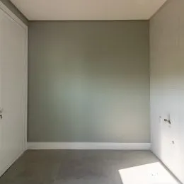 Parede interna de uma sala vazia em uma residência.