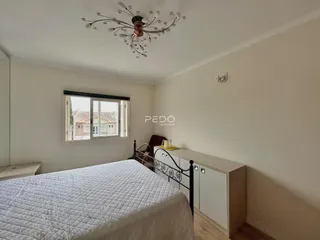 Quarto com cama e janela em um imóvel.