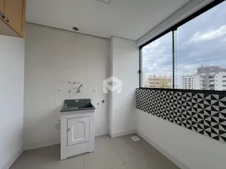 Foto de um ambiente interno com pia e grande janela de vista para a cidade.