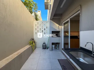 Vista da fachada de um imóvel em Lajeado, mostrando um pátio externo com piso de cerâmica.