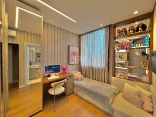 Quarto moderno com cama e decoração em sala de estar.
