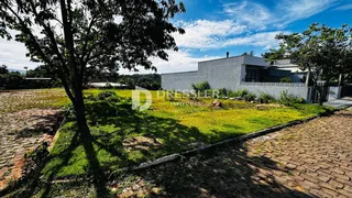 Fachada de uma residência com jardim e área externa em Lajeado, Brasil.
