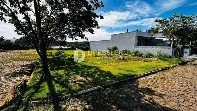 Fachada de uma residência com jardim e área externa em Lajeado, Brasil.